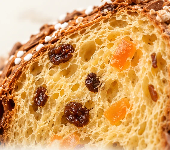 L’interno del panettone Mozart da vicino: la mollica alveolata con l’uvetta e l’arancia candita