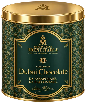La latta verde e oro del panettone con crema Dubai Chocolate